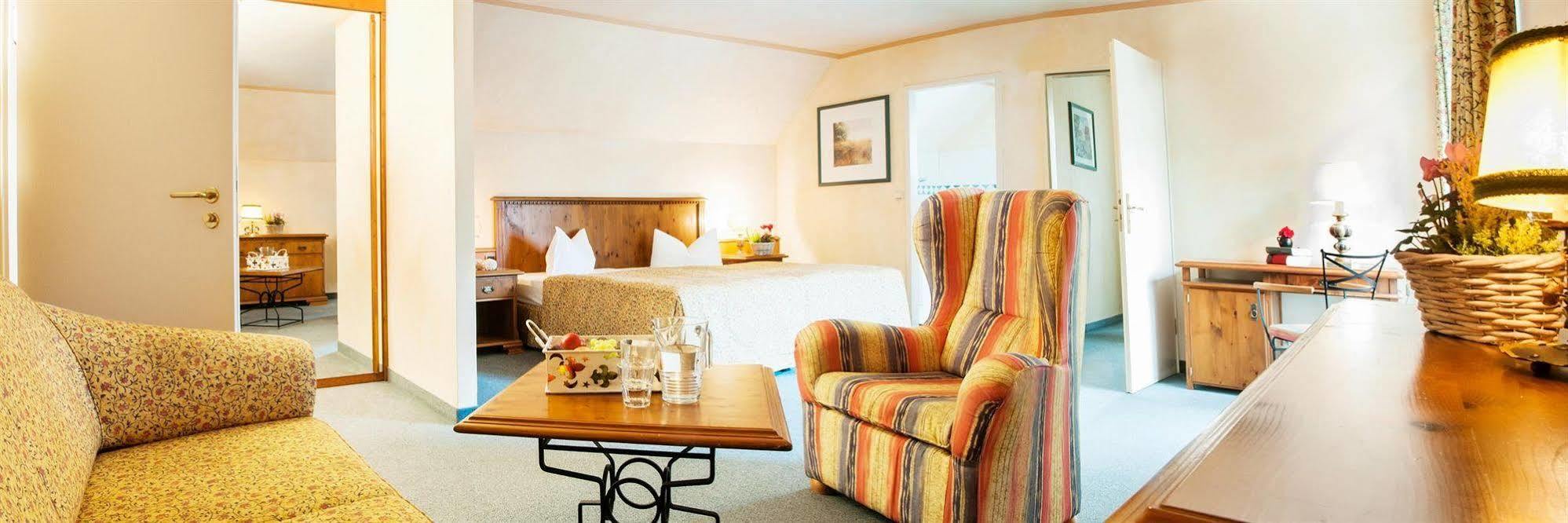 Landgasthof & Hotel Jagdhof シュトラールズント エクステリア 写真