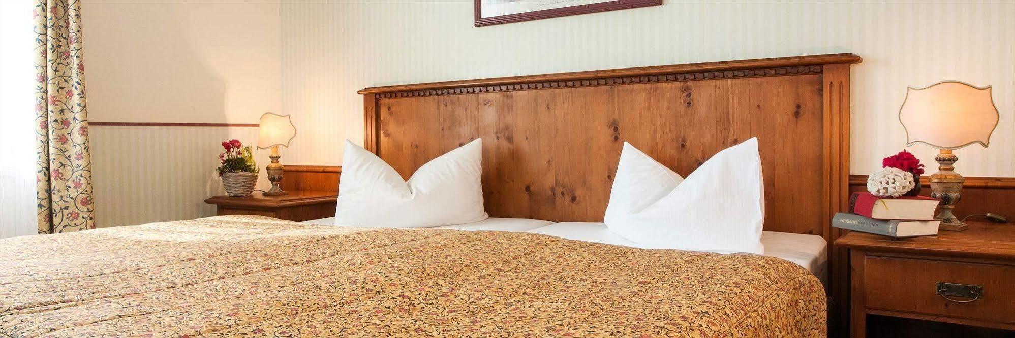 Landgasthof & Hotel Jagdhof シュトラールズント エクステリア 写真