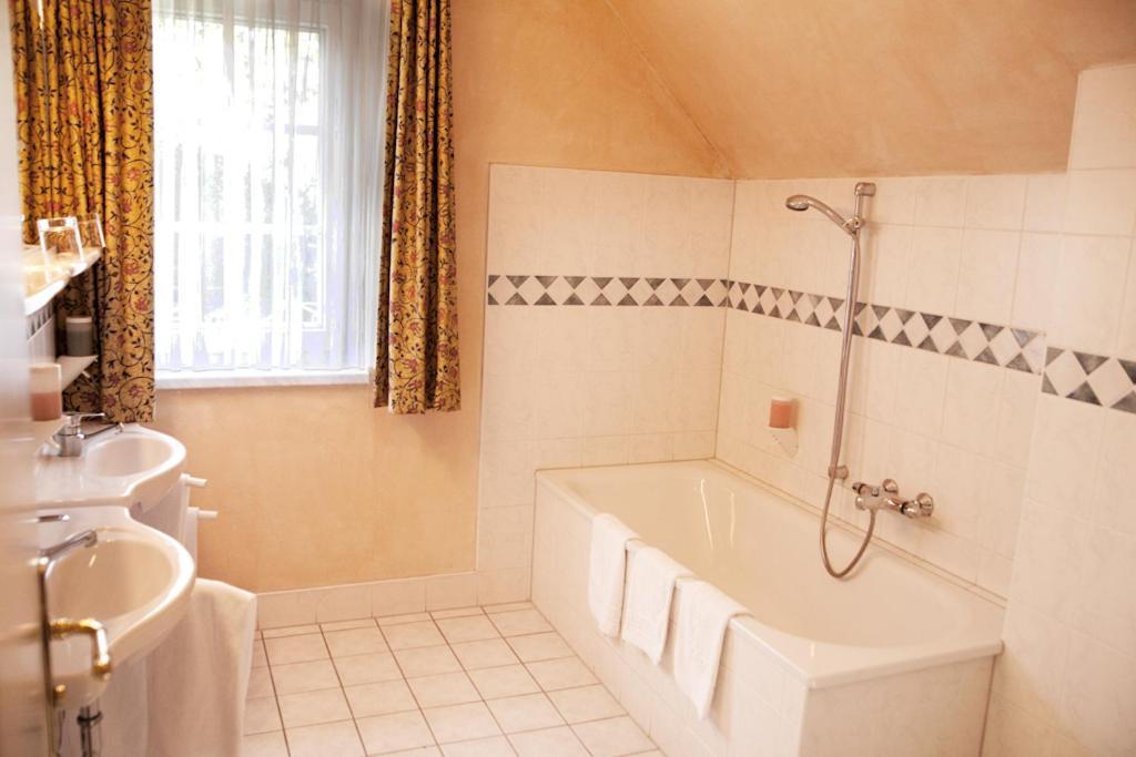 Landgasthof & Hotel Jagdhof シュトラールズント 部屋 写真